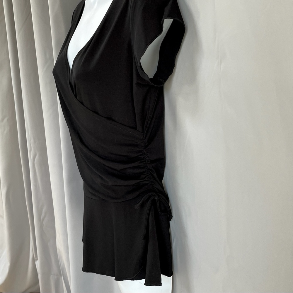 NWT Roz & Ali faux wrap top with side shirring, cap sleeves and peplum - Picture 3 of 8